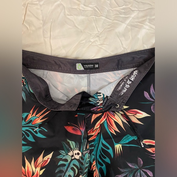 Volcom Mod-Tech Board Shorts - Picture 2 of 5